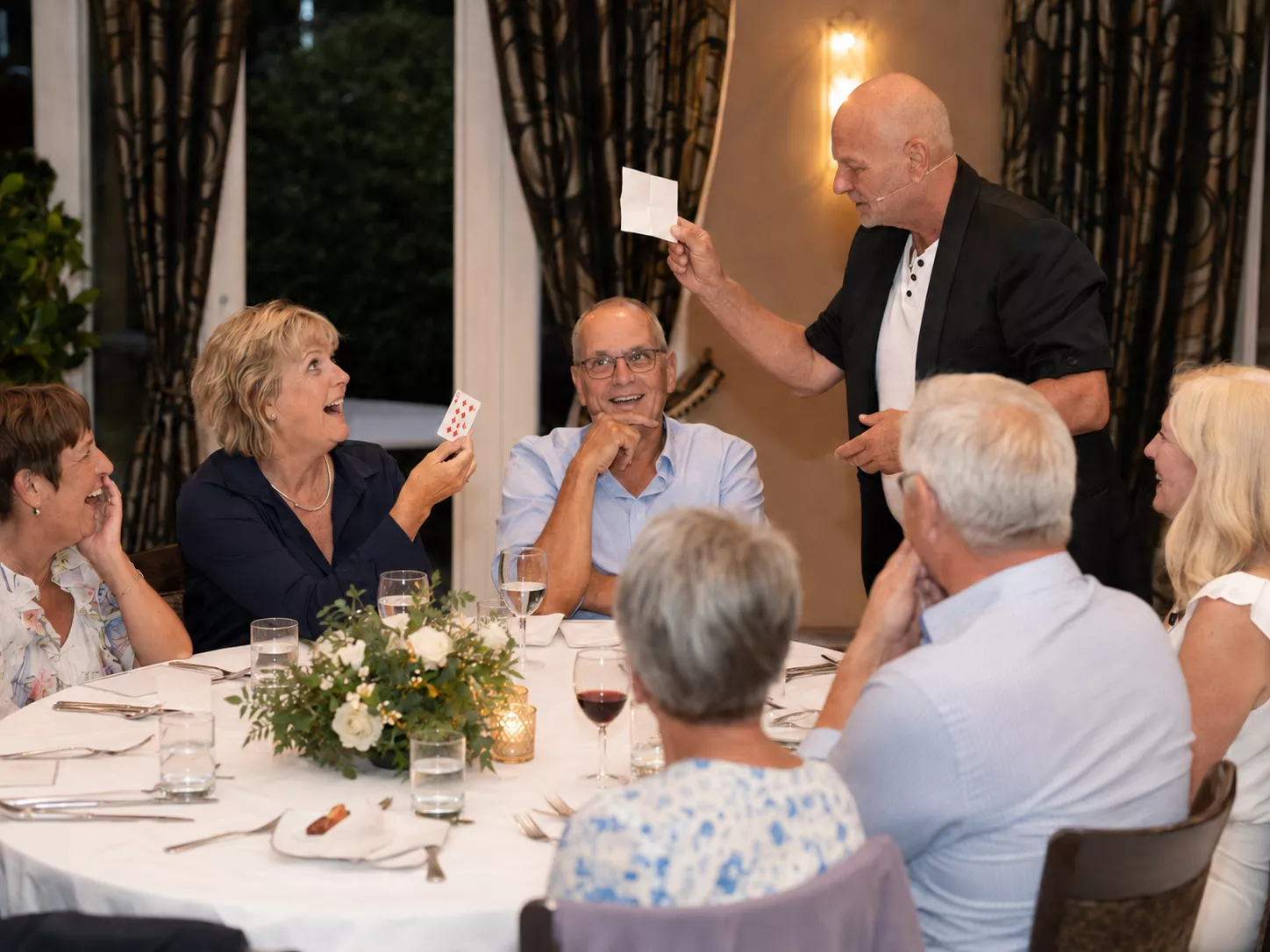 Zauberer Rasputin überrascht Gäste mit Tischzauberkunst beim Geburtstagsdinner