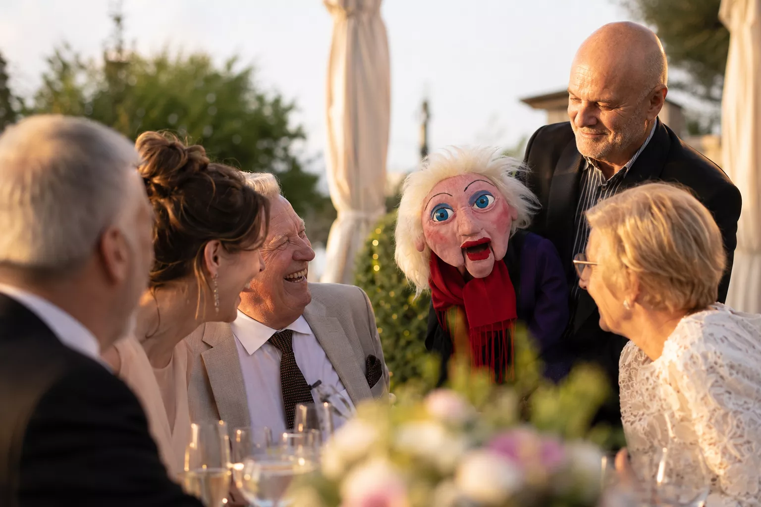 Comedy-Else bringt Hochzeitsgäste zum Lachen